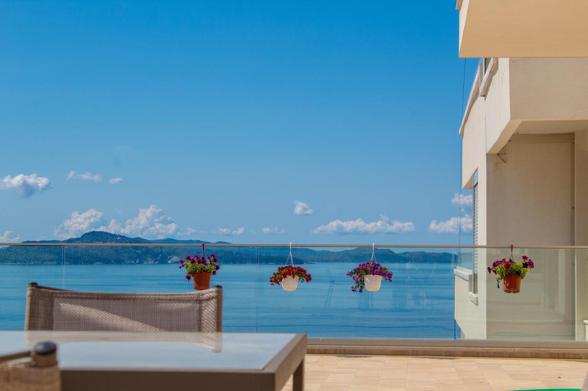 Luxury Sea View Apartaments Sarandë Buitenkant foto
